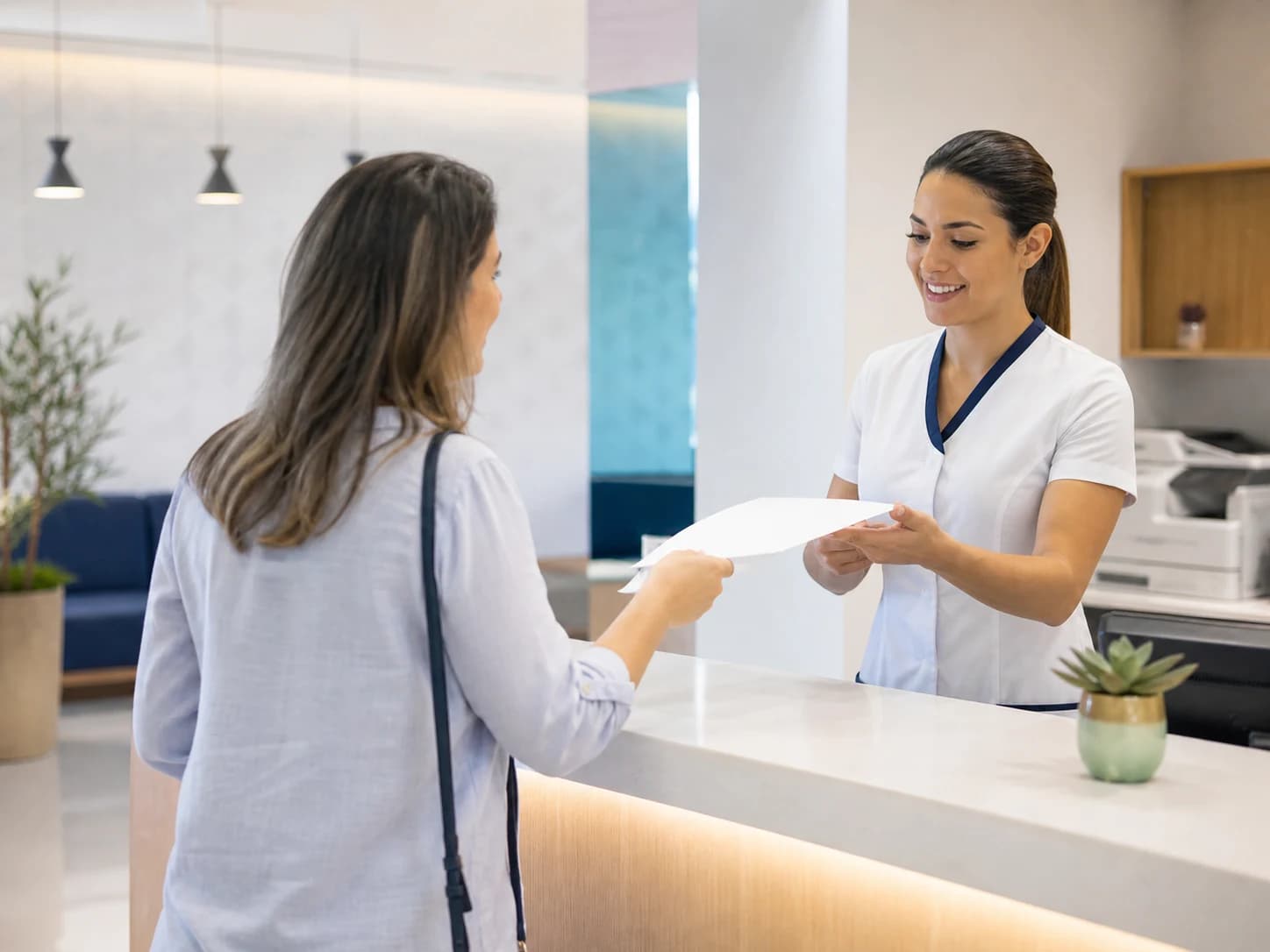 Paciente entregando uma requisição de exames para atendimento no laboratório